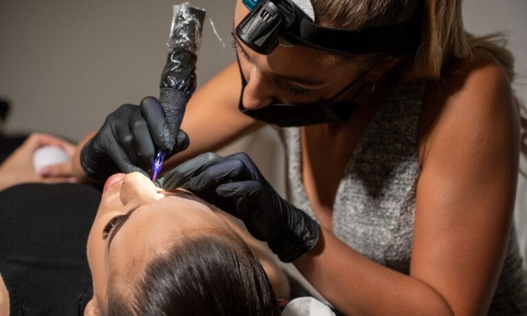 Ajaktetoválás Vác – Garai Klaudia sminktetováló mester